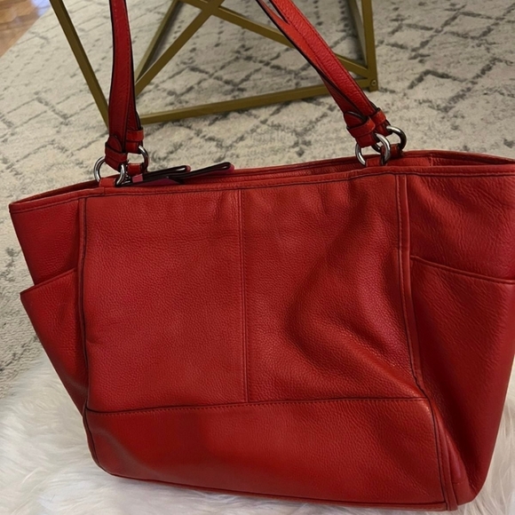 Roomy Coach Park Leather ❤️ Red ❤️ Carrie Tote in excellent condition - Picture 7 of 9